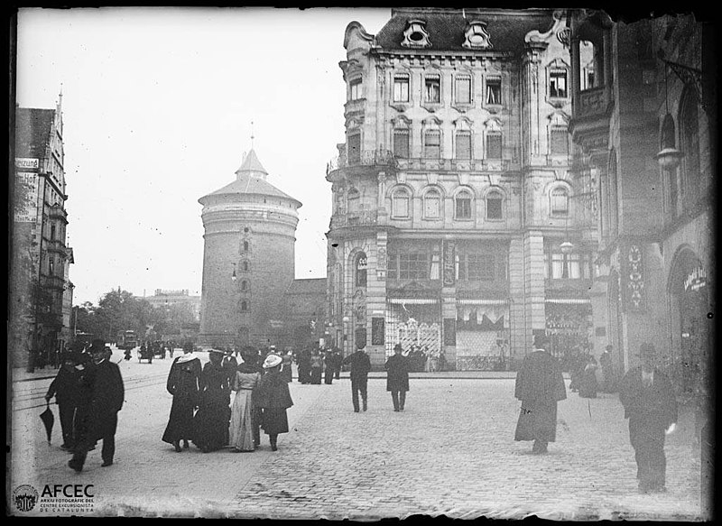 File:Carrer de Nuremberg ple de gent amb una torre de la muralla al fons.jpeg