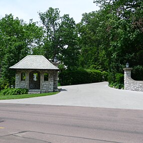 Entrance to Carrswold off Wydown Boulevard