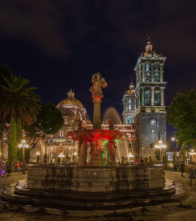 Фонтан святого Михаила и Кафедральный собор на центральной площади Пуэблы (Мексика)