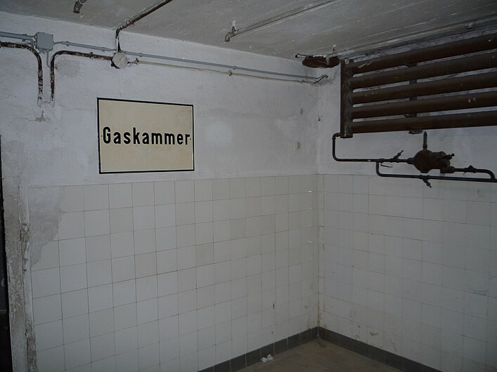 Chambre à gaz du camp de concentration de Mauthausen.jpg
