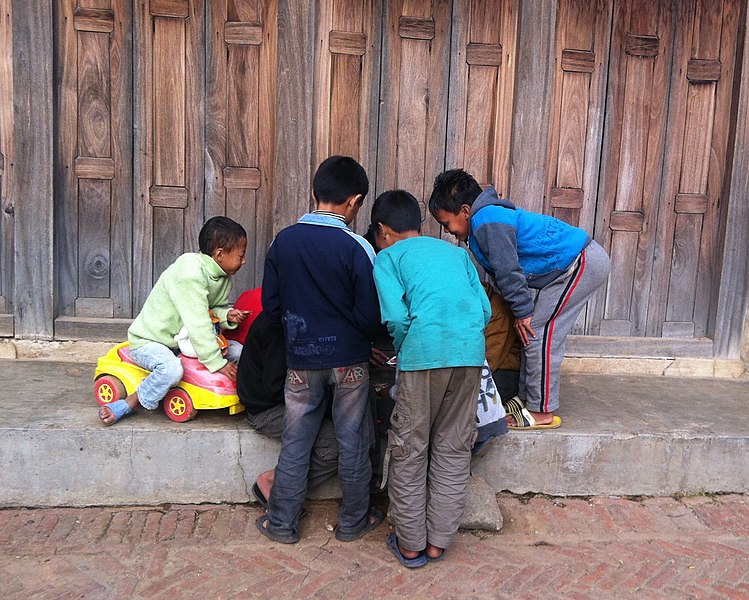 File:Children buying drugs on the street in Sankhu (16250703410).jpg