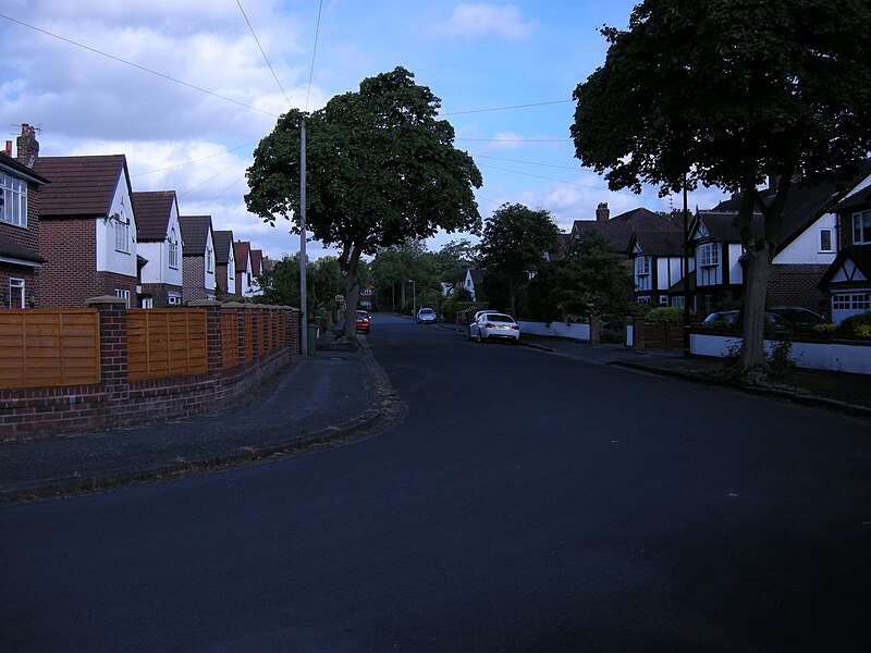 File:Chiltern Drive - geograph.org.uk - 4535585.jpg