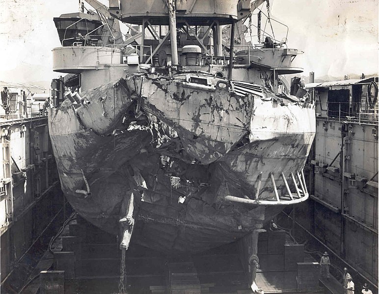 File:Chung Hai (LST-201) damaged by torpedo during the Second Taiwan Strait Crisis.jpg