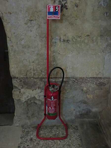 File:Collégiale Saint-Émilion - Extincteur (mai 2018).jpg