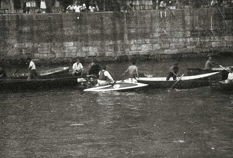 File:Competición de fuerabordas en la bahía de la Concha (11 de 23) - Fondo Marín-Kutxa Fototeka.jpg