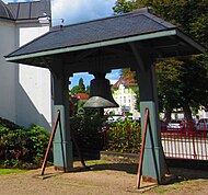 La grosse cloche devant la chapelle orthodoxe.