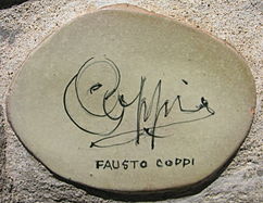 Cerâmica com o autógrafo de Coppi no "muretto di Alassio"