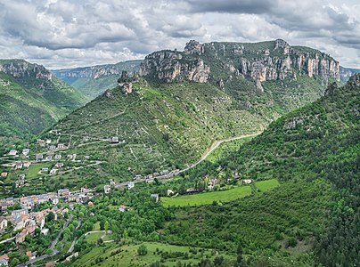 pohled na Peyereleau (v popředí) a Le Rozier (v pozadí za řekou)