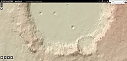 使用火星全球探勘者號上火星軌道器雷射高度計數據繪製的地形圖，顯示了克魯爾斯隕石坑南側坑壁的 RedMapper 網站截圖。