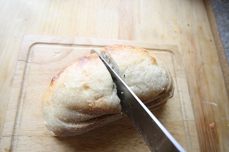 File:Cutting bread 12.jpg