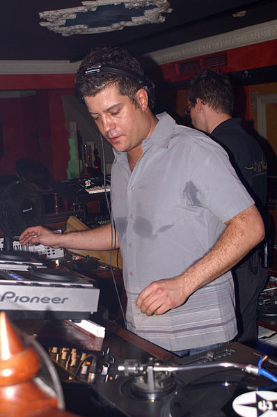 File:DJ Energy am Auflegen.jpg