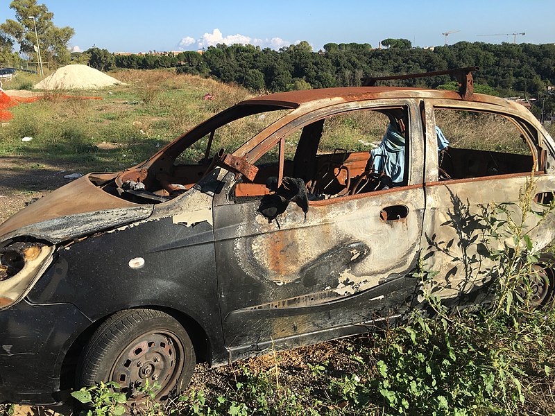 File:Damaged car in 2019.09.jpg