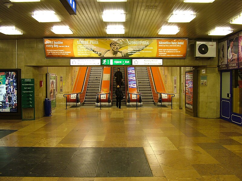 File:Deák Ferenc square, Budapest metro3.JPG