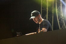 Simon James de Delta Heavy actuando en el festival de música electrónica Beats for Love en 2019 (Ostrava, República Checa)