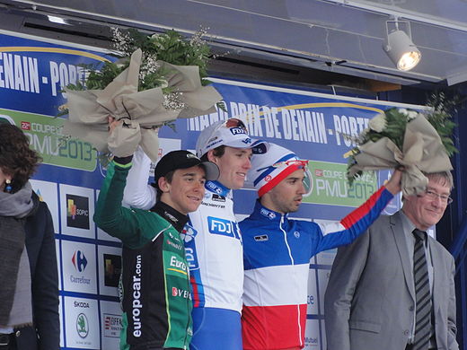 Het podium van de GP Denain in 2013; van links naar rechts: Bryan Coquard (tweede), Arnaud Démare (winnaar) en Nacer Bouhanni (derde).