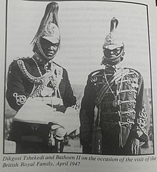 Dikgosi Tshekedi i Bathoen II z okazji wizyty brytyjskiej rodziny królewskiej w kwietniu 1947.jpg
