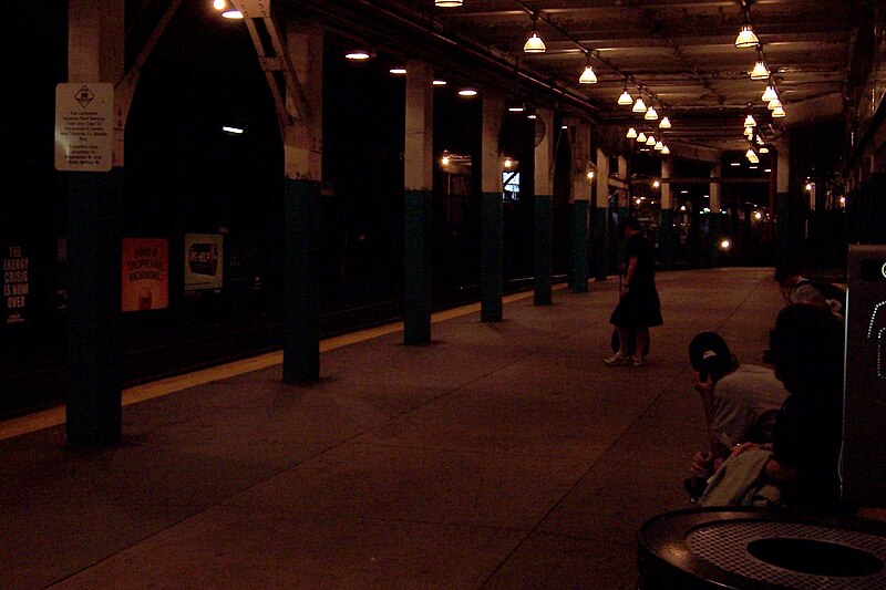 File:Dim lighting at Boylston station, September 2005.jpg