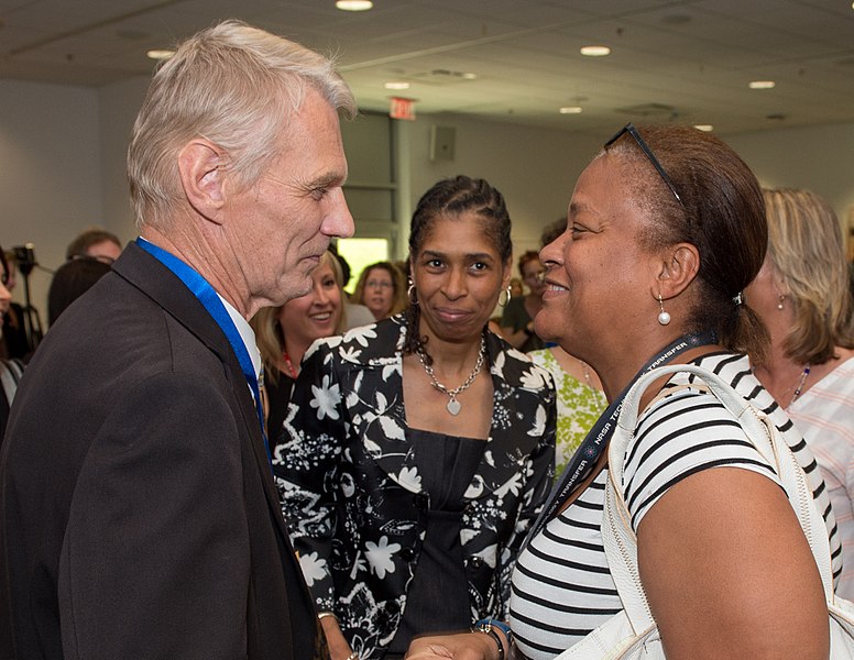 File:Distinguished Service Award ceremony for Dr. Piers Sellers. NASA Administrator Charlie Bolden (27904574651).jpg