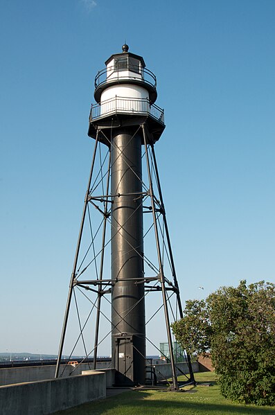 File:Duluth South Pier Inner Range Light (7564441122).jpg