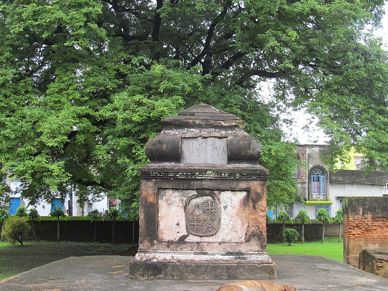 File:Dutch Cemetery together with all tombs & monuments 3.jpg