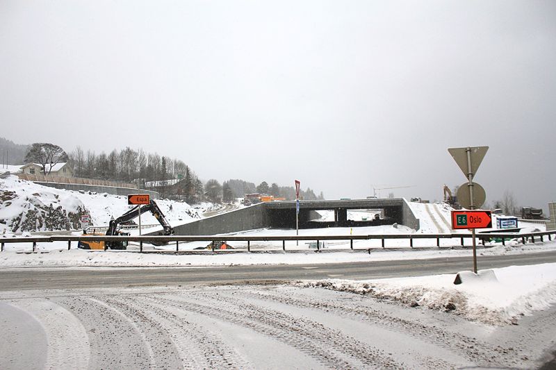 File:E6 vegutbygging Kolomoen - Minnesund ved Mjøsa en desemberdag - 1A.JPG