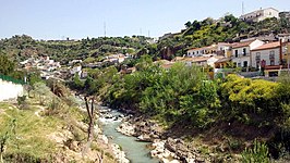 Il fiume Cubillas mentre attraversa Pinos Piuente