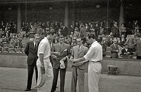 Eleccion de pelotas y partido en la final del Campeonato de España de Remonte entre Salsamendi III y Abrego I en el frontón Urumea (2 de 2) - Fondo Car-Kutxa Fototeka.jpg