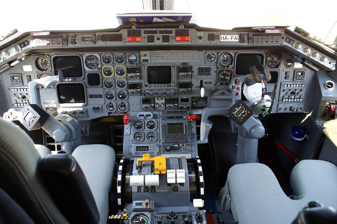 File:Embraer 120 Cockpit.jpg