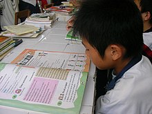 Englischunterricht für ethnische Zhuang-Studenten an der Longzhou County Ethnic School, Guangxi 2006 e.jpg