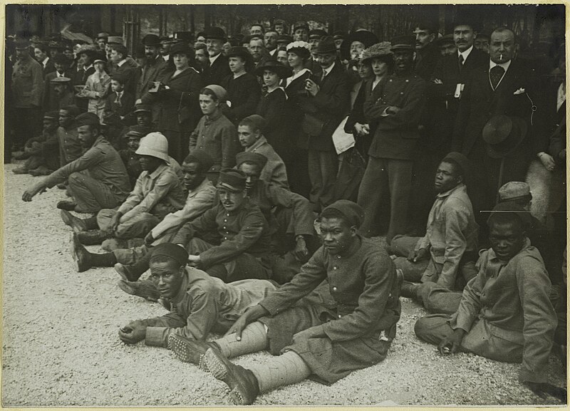 File:Esplanades Invalides. Groupe de tirailleurs assistant à la cérémonie, PH43150.jpg