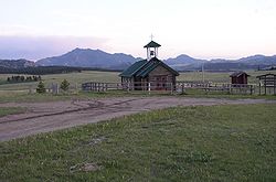 Iglesia Esterbrook y pico Laramie en el fondo