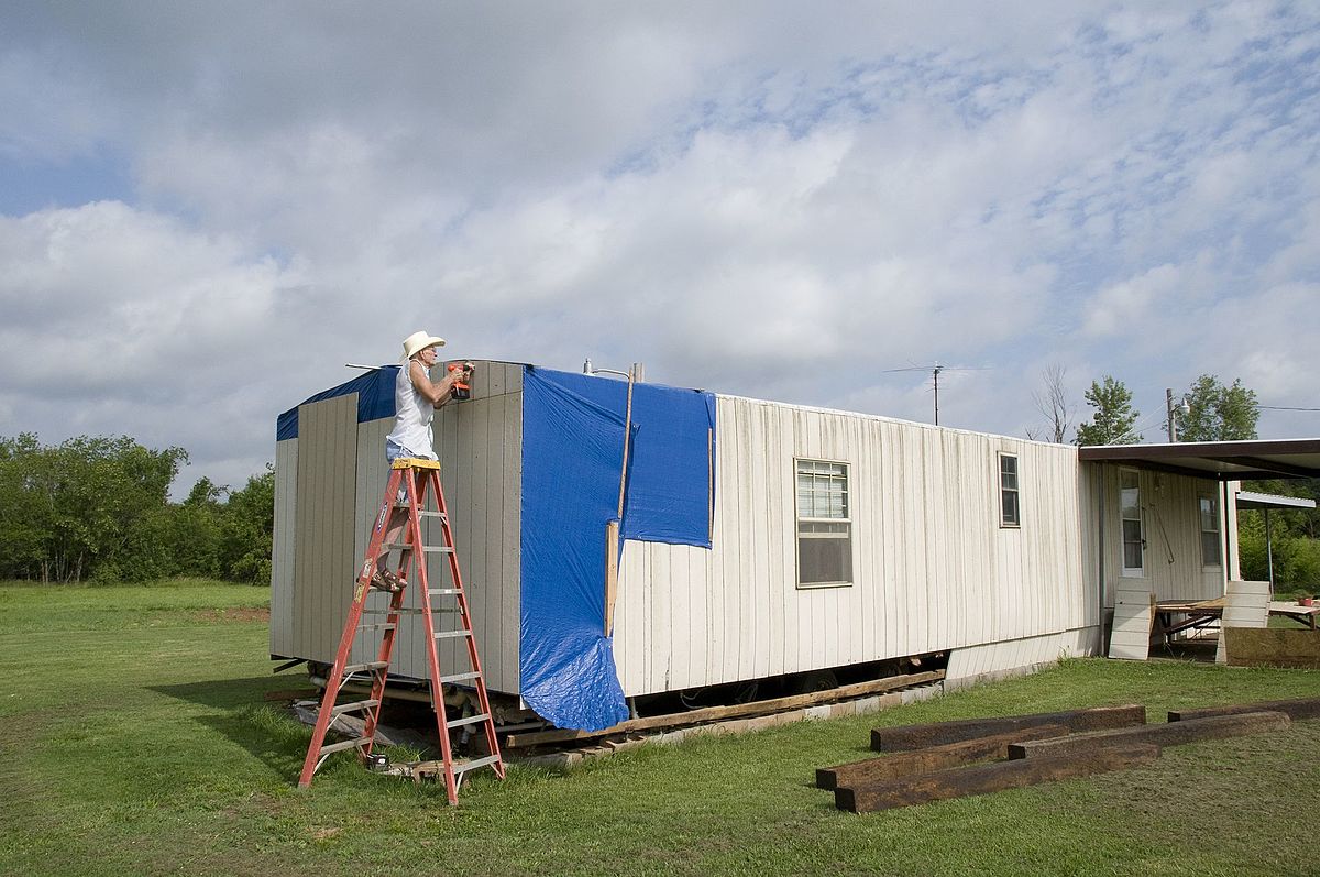 1200px-FEMA_-_44586_-_Tornado_damaged_mo