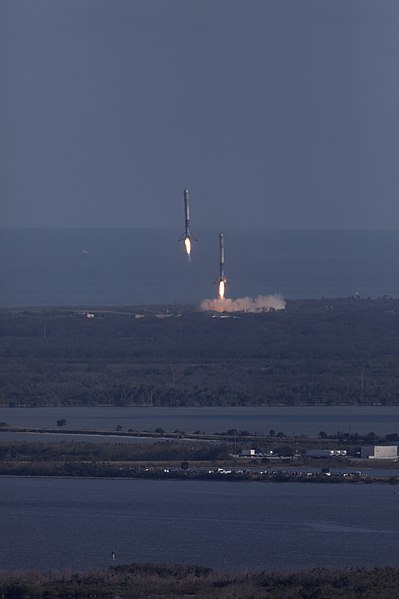 Файл:Falcon Heavy side boosters landing at KSC 06.jpg