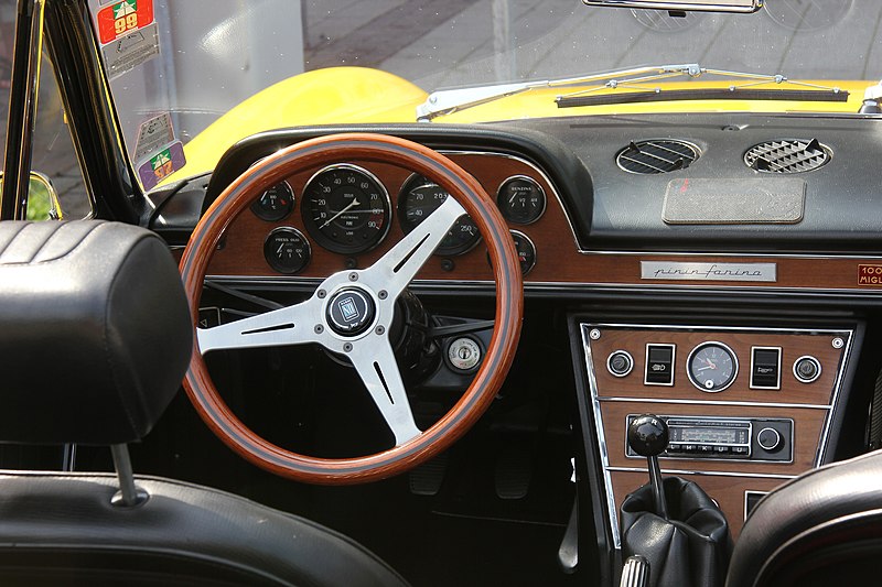 File:Fiat Dino Spider - 2. Serie (2015-07-04 Cockpit).JPG