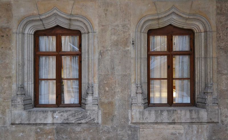 File:Finestres d'arc conopial al pati del palau de la Batlia, València.JPG