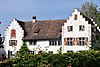 Flaach Castle mit Weinpresse und Brunnen