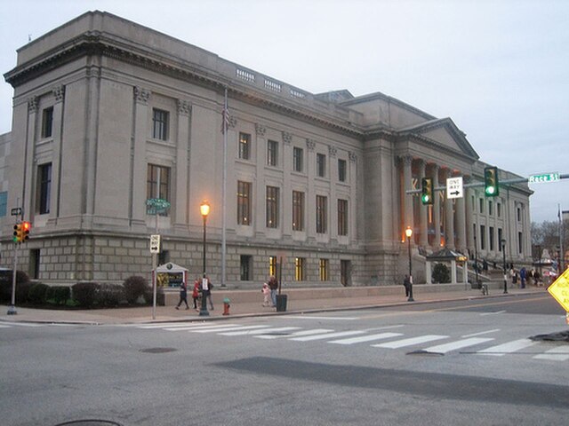 The façade of the Franklin Institute in April 2007