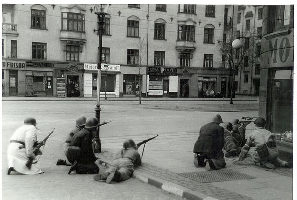 Апрель 1940 год. Копенгаген 1945. Венгерский оркестр на улицах освобожденного Будапешта.