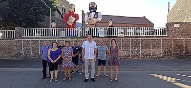 Éric Silvain et des membres de son équipe du conseil municipal lors des festivités du 14 juillet à Fressain.