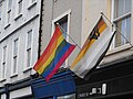 La bandera oso junto a la bandera LGBT.