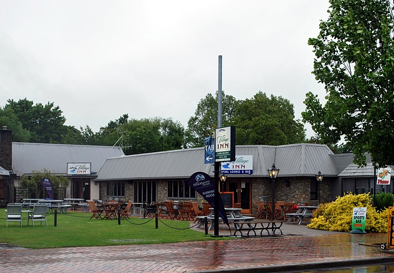 File:Geraldine Village Inn.JPG