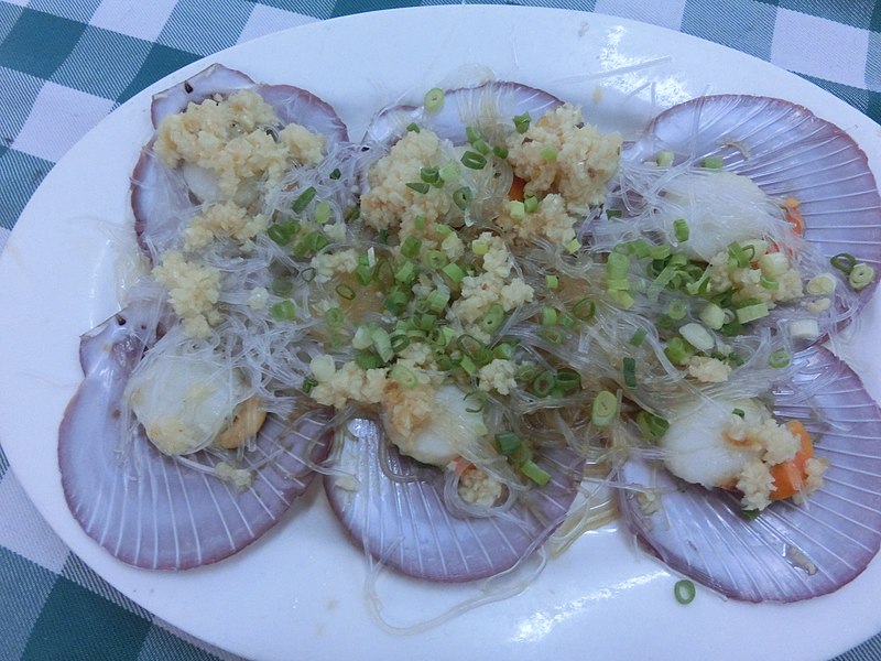 File:HK 長洲 Cheung Chau 興樂海鮮 Hing Lok Seafoods Restaurant food dish 粉絲蒸元貝 Steam scallop with Cellophane Jelly noodle Sept-2013.JPG