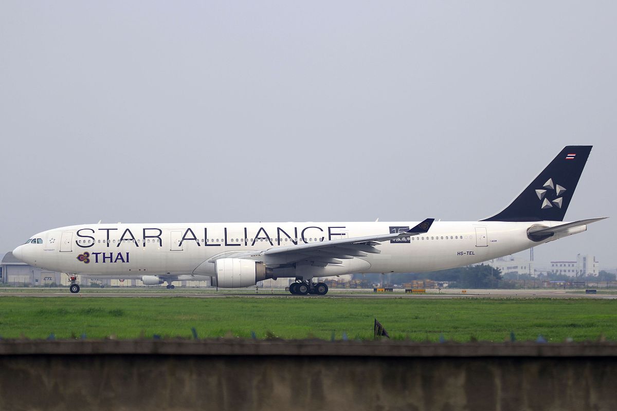 File:HS-TEL - Thai Airways International - Airbus A330-322 - Star 