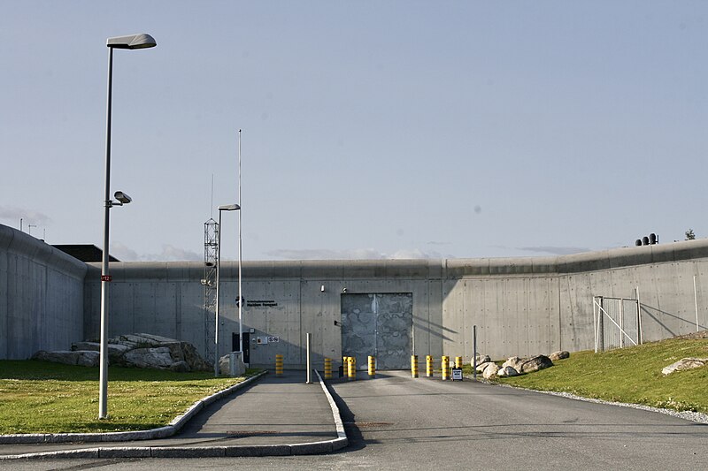 File:Halden fengsel port 2011.jpg