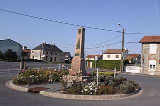 Hauviné - le monument en hommage aux Morts pour la France - Photo Francis Neuvens lesardennesvuesdusol.fotoloft.fr.JPG