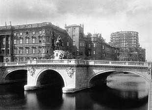 Kurfürstenbrücke mit Reiterstandbild von Südosten, 1896