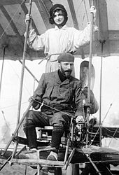 Henri Farman et son épouse sur un biplan.