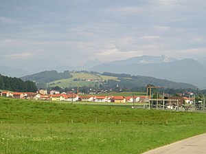 De Hochberg (op de voorgrond Geißing, een district van Traunstein)