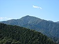 宮ヶ瀬湖畔より望む東峰