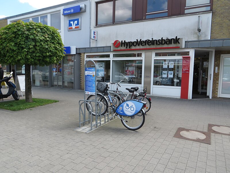 File:Hypovereinsbank und Nextbike-Ständer am Twedter Plack (Flensburg-Mürwik 2015-06-04), Bild 2.jpg